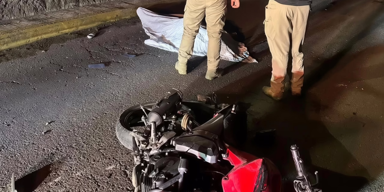 Tragedia en Xalapa: Motociclista fallece tras chocar contra camioneta estacionada cerca del puente Macuiltépetl