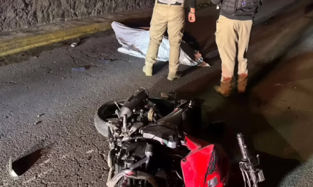 Tragedia en Xalapa: Motociclista fallece tras chocar contra camioneta estacionada cerca del puente Macuiltépetl