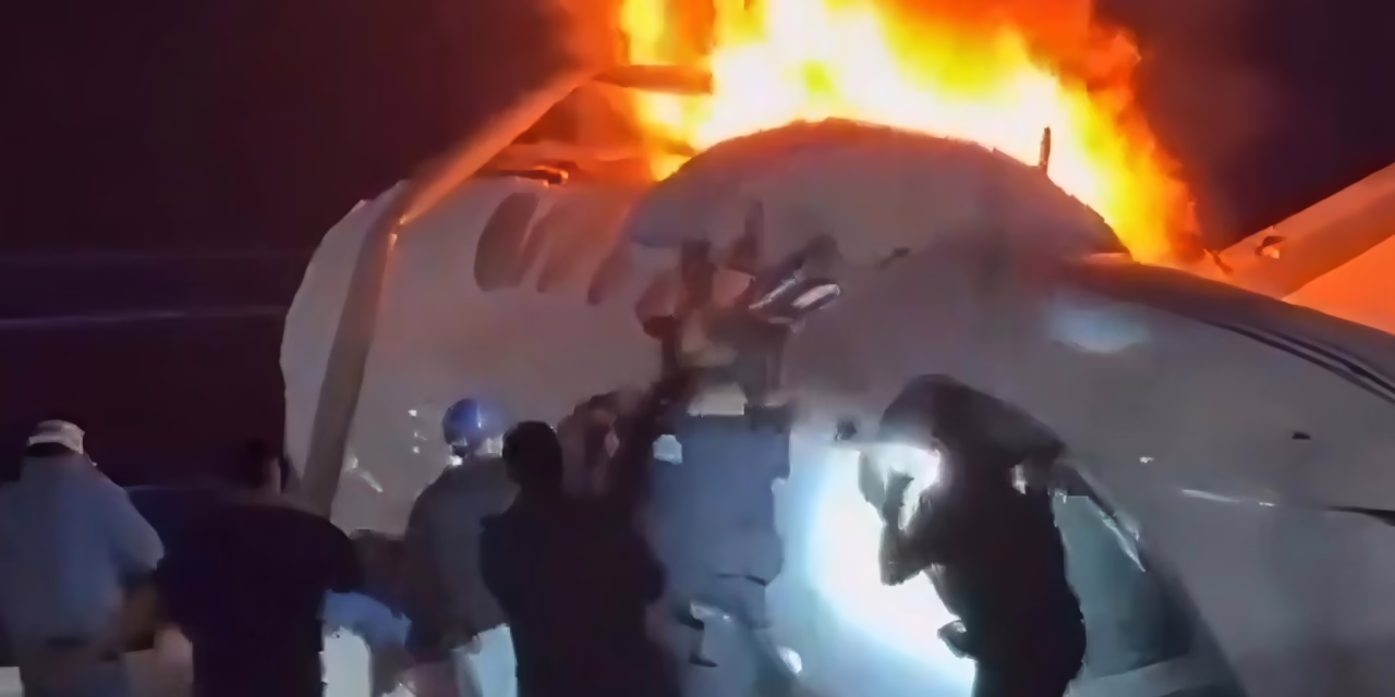 VIDEO:CAE AVIÓN PRIVADO EN CARRETERA DE LAREDO; MUERE UNA PERSONA Y SOBREVIVEN CINCO