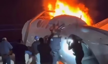 VIDEO:CAE AVIÓN PRIVADO EN CARRETERA DE LAREDO; MUERE UNA PERSONA Y SOBREVIVEN CINCO