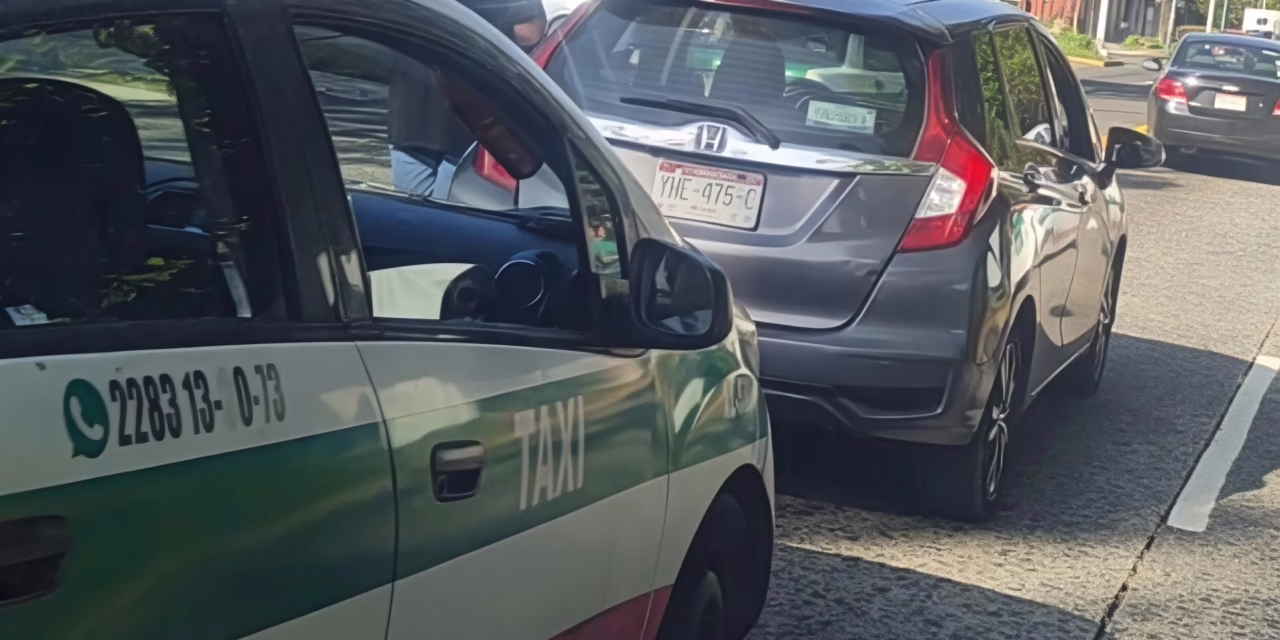 Taxi y vehículo Honda chocan en la Av. Manuel Ávila Camacho