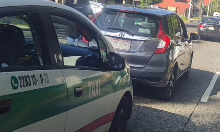 Taxi y vehículo Honda chocan en la Av. Manuel Ávila Camacho