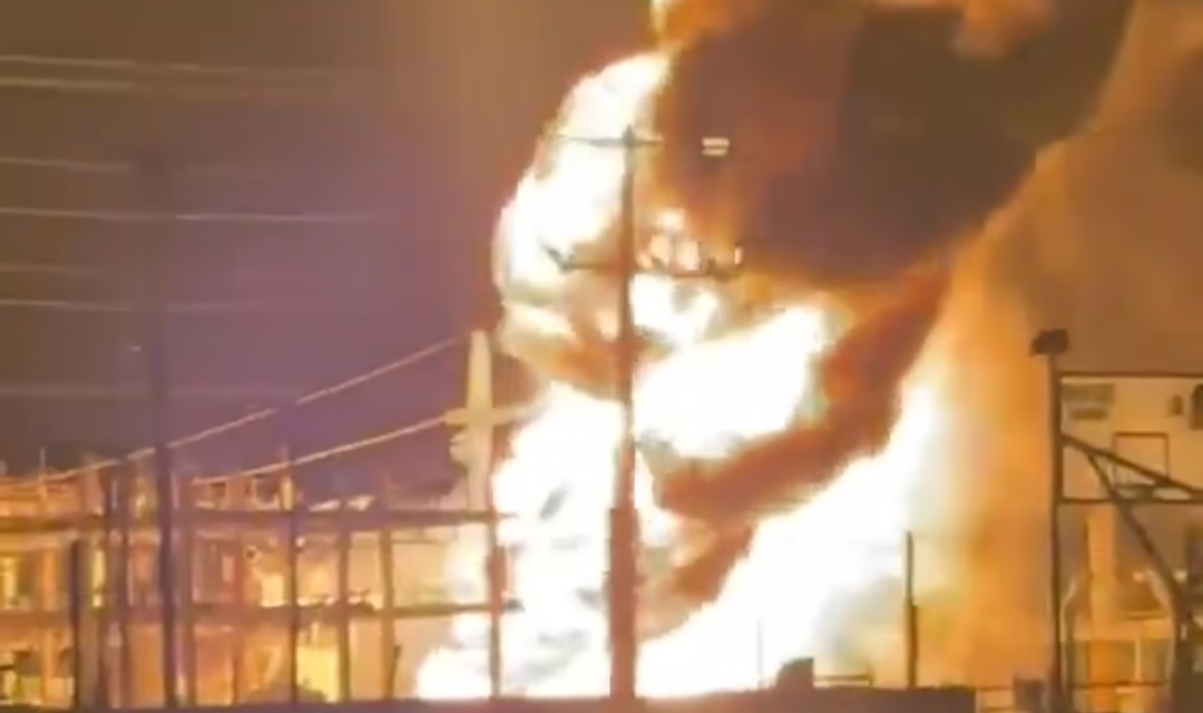 Incendio en subestación de la CFE en Cancún provoca apagones en varias zonas de la ciudad
