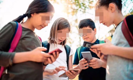 ¿Qué dijo Sheinbaum sobre regular dispositivos móviles y redes sociales en menores de edad?