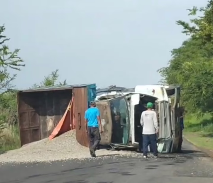 VOLCADURA DE VEHÍCULO DE CARGA EN LA CARRETERA TOTUTLA – CONEJO