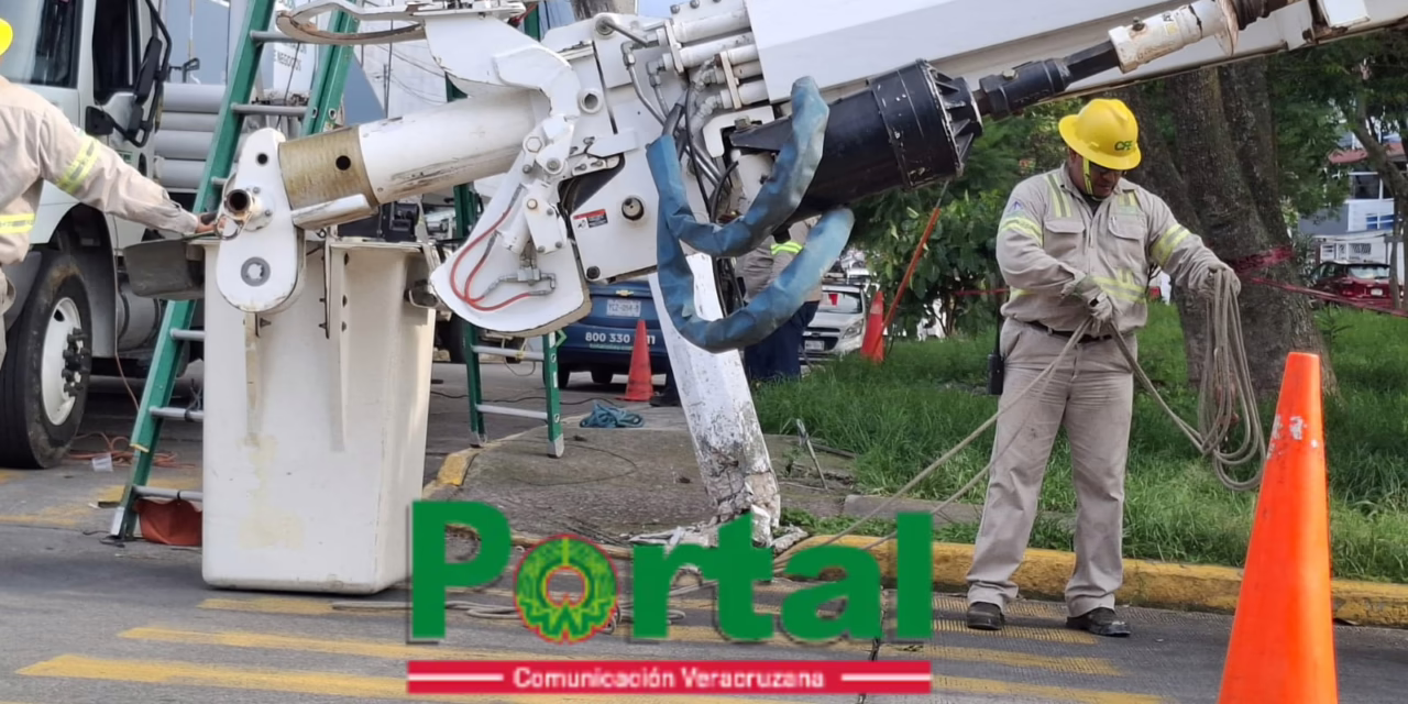 Camión de Carga daña cables y poste en la colonia Lázaro Cárdenas