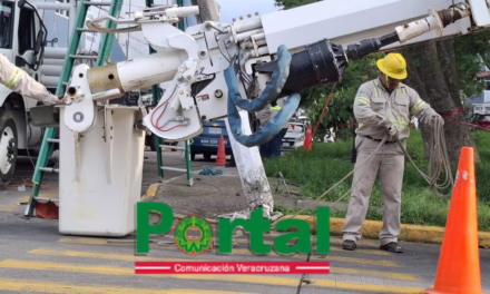 Camión de Carga daña cables y poste en la colonia Lázaro Cárdenas