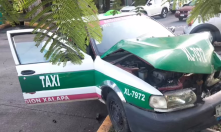 Aparatoso accidente en la avenida Orizaba deja un taxi sobre el camellón; no hay lesionados