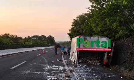 Volcadura de camión de carga provoca movilización en la carretera Xalapa-Veracruz