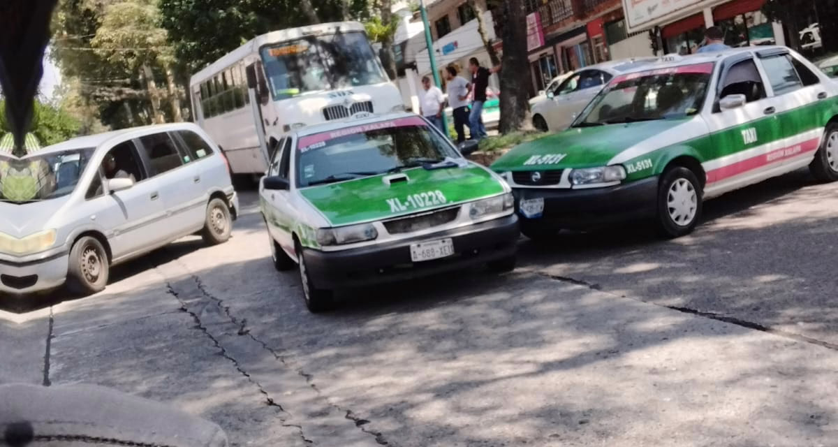 Choque entre dos taxis en la avenida Américas