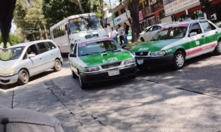 Choque entre dos taxis en la avenida Américas