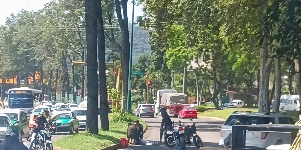 Motociclista lesiona tras caer en baches de la avenida Lázaro Cárdenas