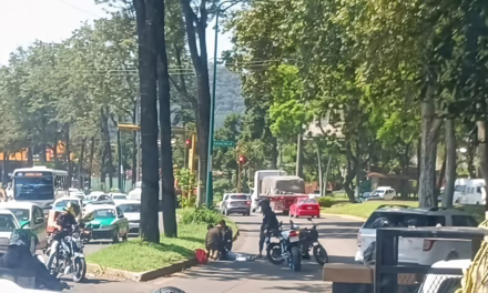 Motociclista lesiona tras caer en baches de la avenida Lázaro Cárdenas