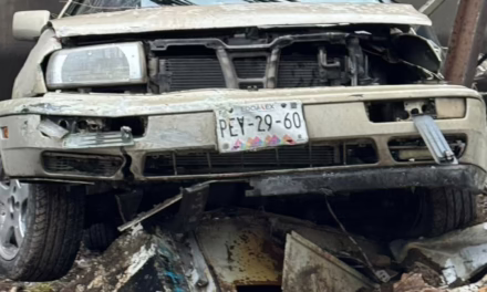 Video: Vehículo termina contra un poste tras ser embestido por tren en Ecatepec