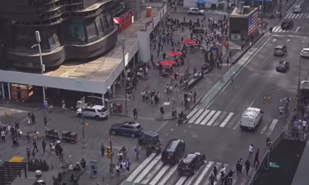 Pánico en Times Square, se registró un tiroteo en Times Square, Nueva York. La policía arrestó al sospechoso y confiscó el arma.