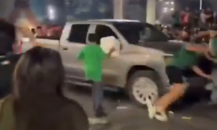 Video: Del festejo al caos, un conductor aceleró contra un grupo de aficionados que celebraban la victoria de México