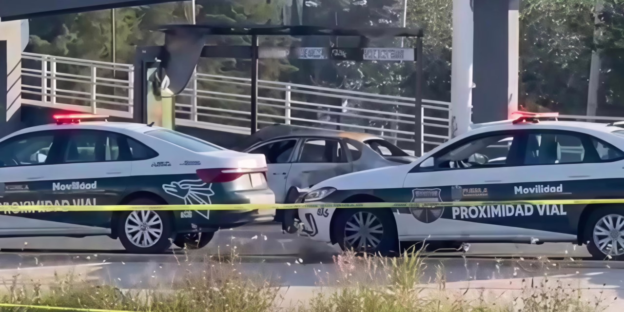 Hallan dos cuerpos calcinados dentro de un vehículo en Periférico Ecológico en Puebla 
