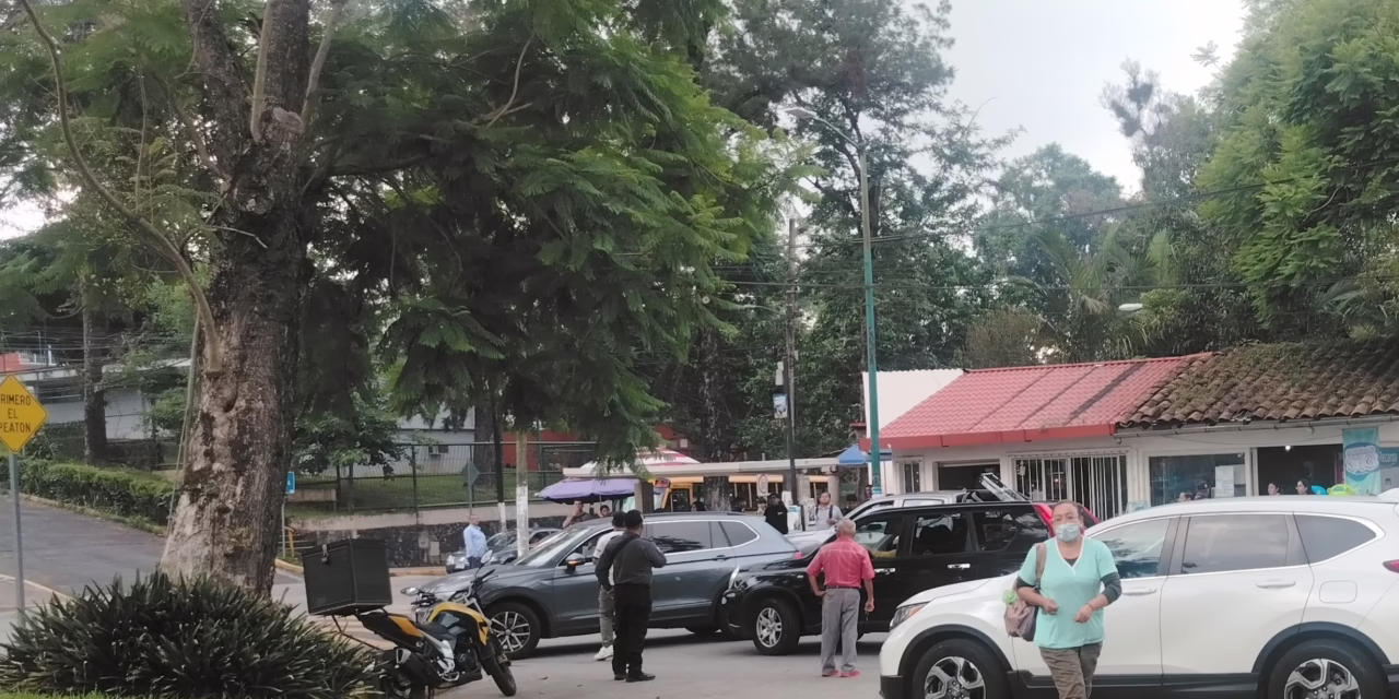 Choque en el Circuito Universitario obstruye la vialidad frente al Estadio Xalapeño