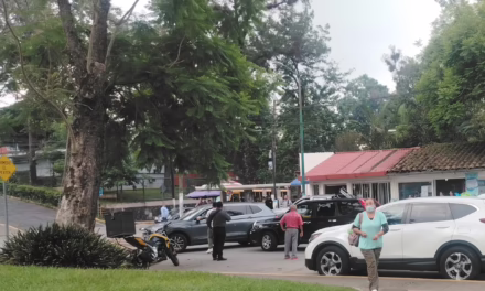 Choque en el Circuito Universitario obstruye la vialidad frente al Estadio Xalapeño