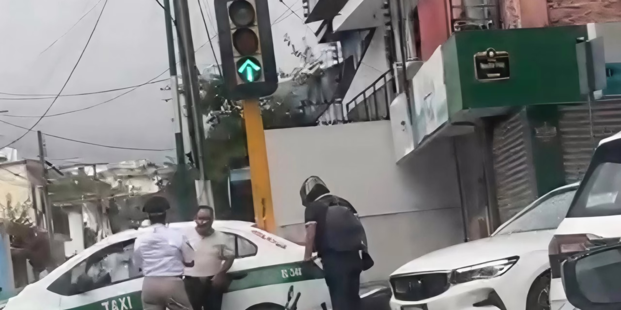 Choque entre taxi y motocicleta genera caos vial en la avenida Martín Vidal