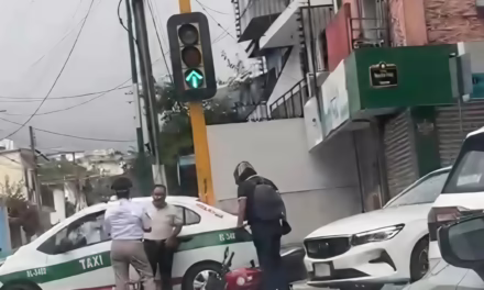 Choque entre taxi y motocicleta genera caos vial en la avenida Martín Vidal