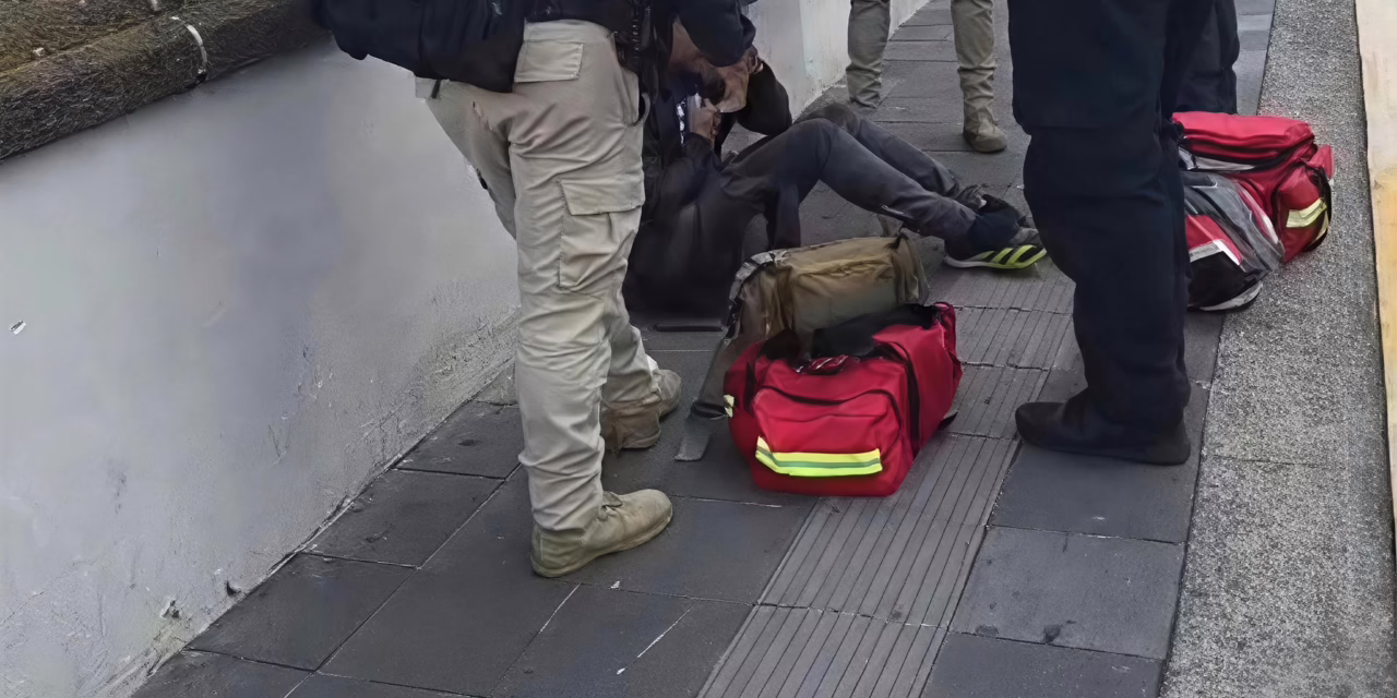 Evitan tragedia en el puente de Xallitic: Policías auxilian a joven en crisis
