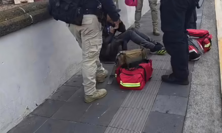 Evitan tragedia en el puente de Xallitic: Policías auxilian a joven en crisis