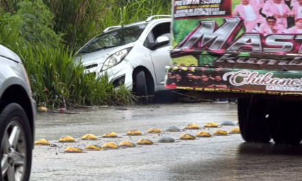 Automóvil termina fuera del camino en la Las Trancas-Coatepec