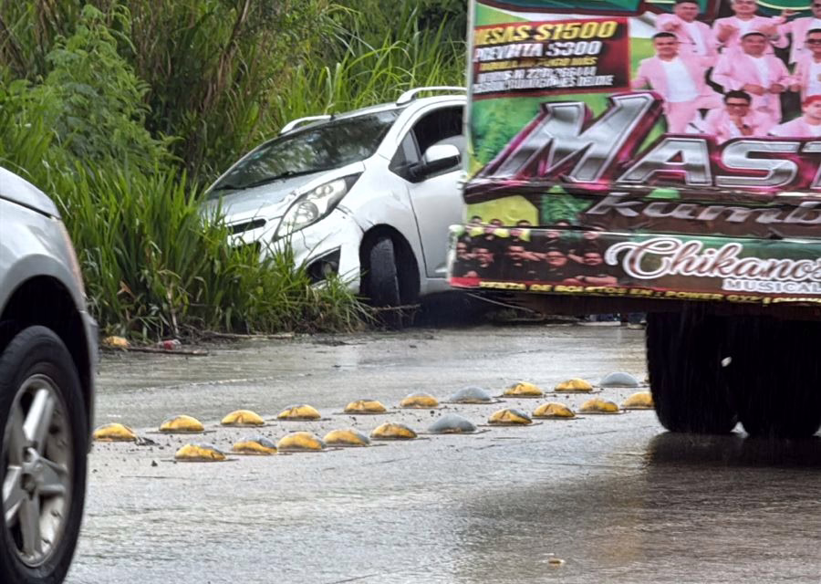 Automóvil termina fuera del camino en la Las Trancas-Coatepec
