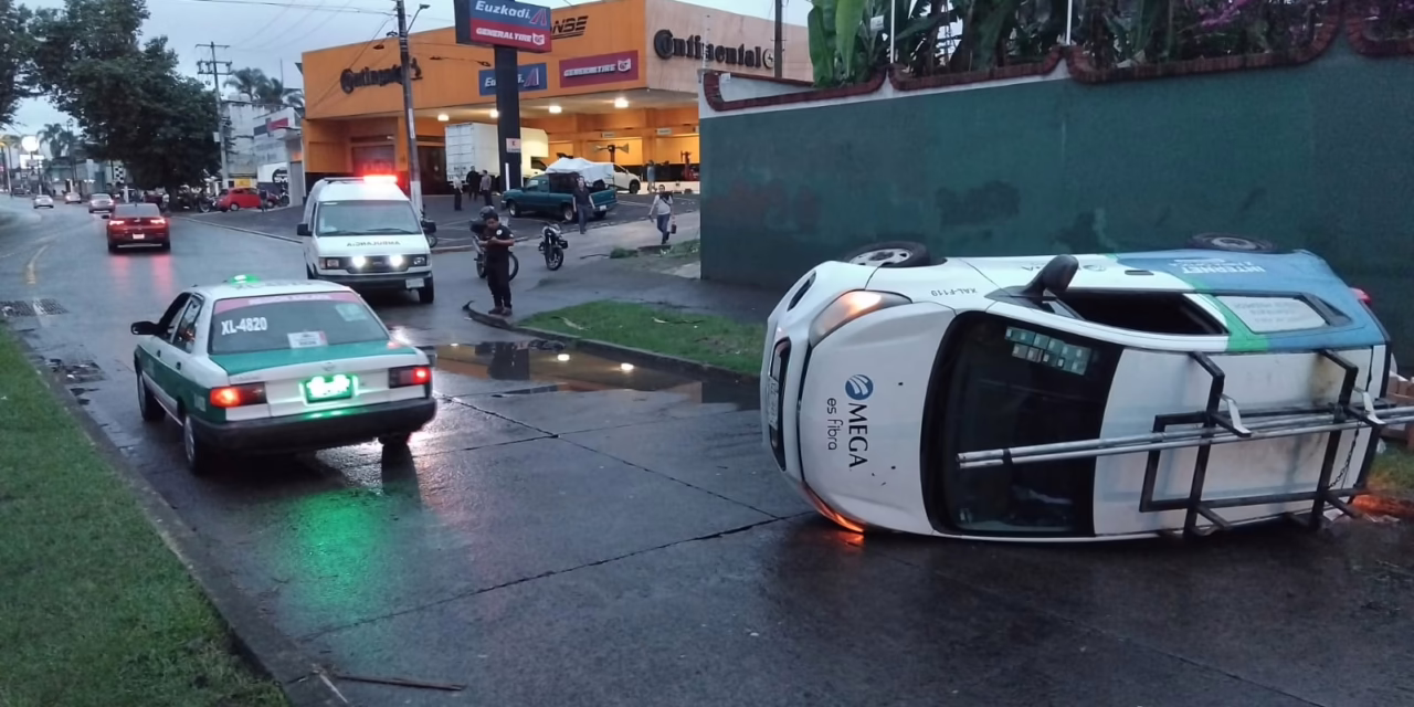 ​Video: Se vuelca vehículo de Megacable en la avenida Lázaro Cárdenas