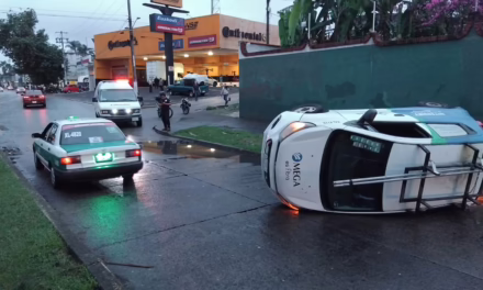 ​Video: Se vuelca vehículo de Megacable en la avenida Lázaro Cárdenas