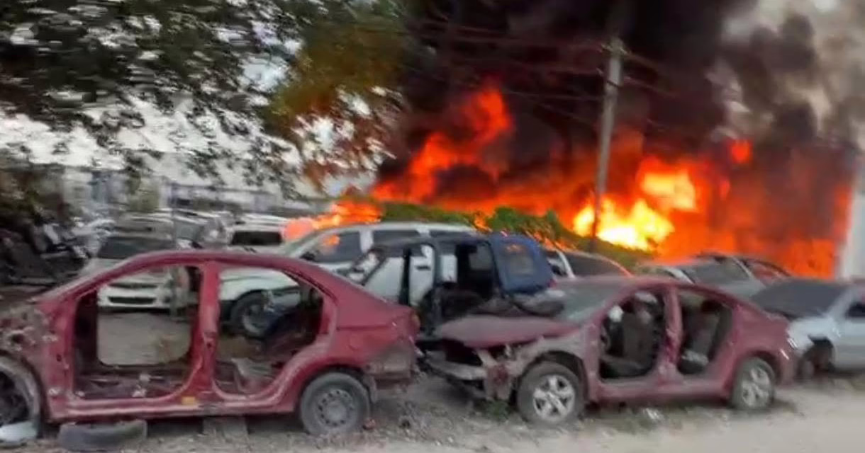 Arde deshuesadero en Cancún; 17 vehículos terminan entre las llamas