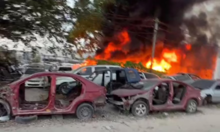 Arde deshuesadero en Cancún; 17 vehículos terminan entre las llamas