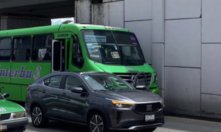 Choque entre autobús y vehículo particular abajo del Puente Bicentenario
