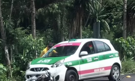 Choque entre taxi y motocicleta en la carretera Xalapa-Naolinco