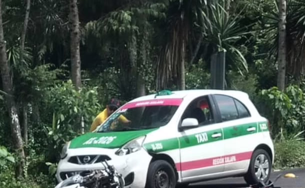 Choque entre taxi y motocicleta en la carretera Xalapa-Naolinco