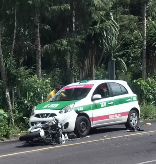 Choque entre taxi y motocicleta en la carretera Xalapa-Naolinco