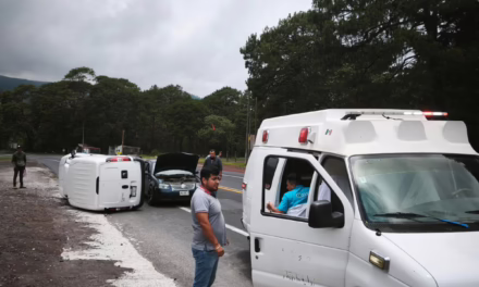Volcadura de vehículo en la carretera Xalapa -Perote