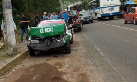 Taxi de Xalapa se accidentó en la carretera Xalapa -Naolinco
