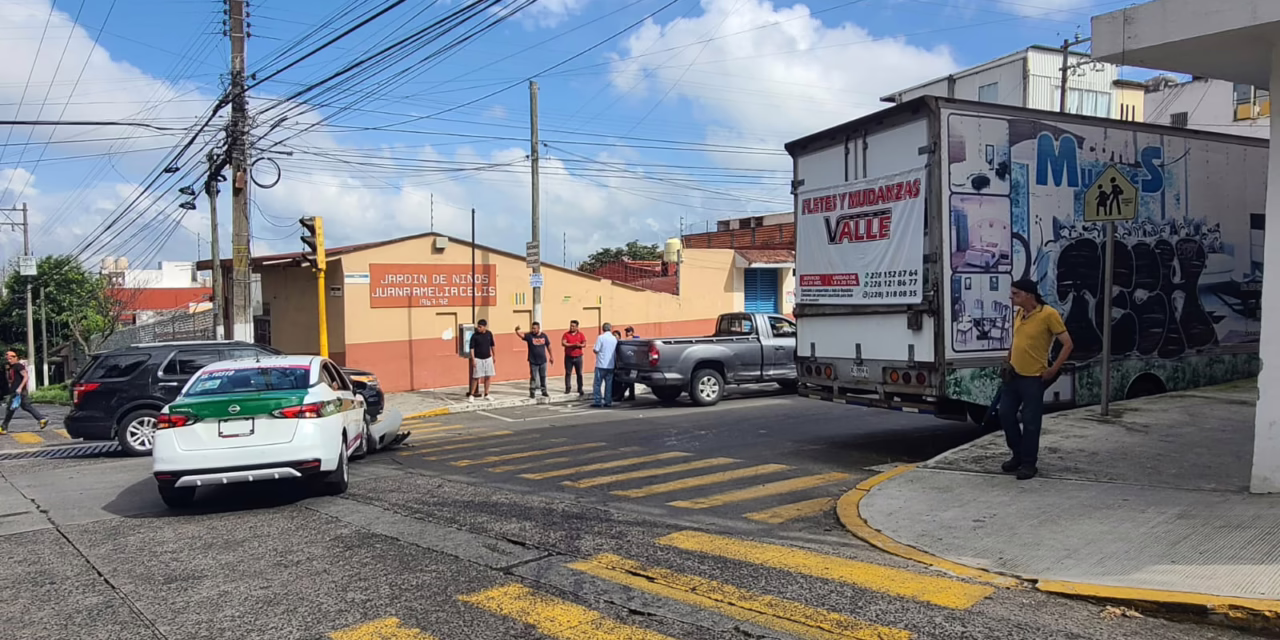 Accidente de tránsito en la avenida Américas esquina con Pípila
