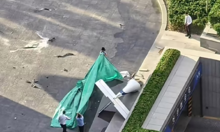 Video:Avión ligero se estrella contra el China Zun, el rascacielos más alto de Pekín