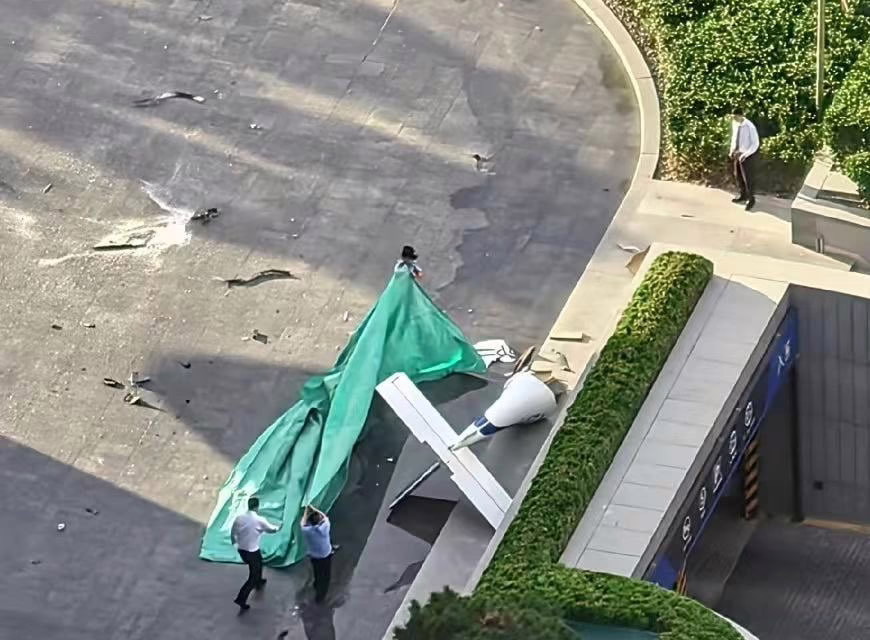 Video:Avión ligero se estrella contra el China Zun, el rascacielos más alto de Pekín