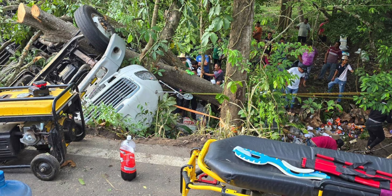 Intensa movilización de Protección Civil para rescatar a chofer prensado en Santiago Tuxtla