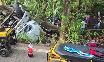 Intensa movilización de Protección Civil para rescatar a chofer prensado en Santiago Tuxtla