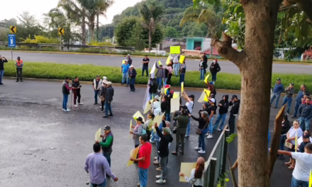 Habitantes de Tlacolulan bloquean la carretera Xalapa–Banderilla; exigen rehabilitación de caminos