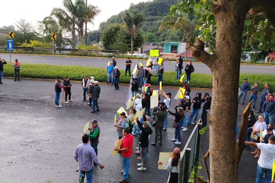 Habitantes de Tlacolulan bloquean la carretera Xalapa–Banderilla; exigen rehabilitación de caminos