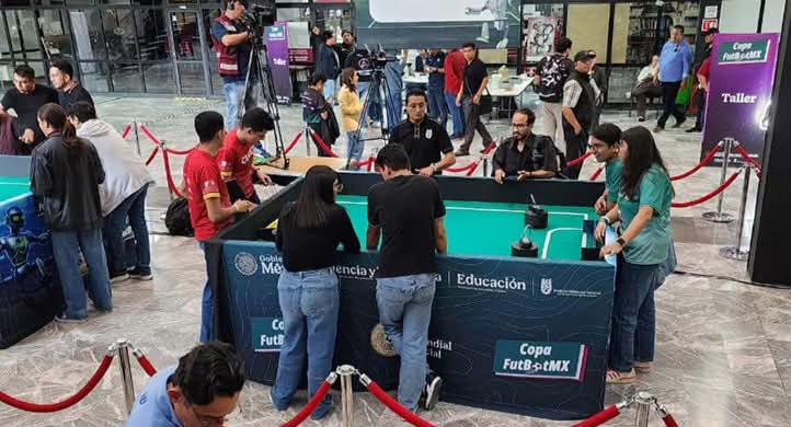 Talento UV destaca con robot autónomo en Copa FutBotMX