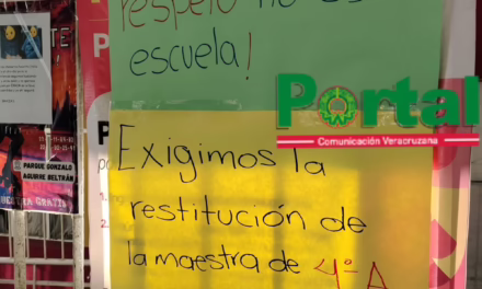 Bloquean la primaria Salvador Díaz Mirón frente a Los Berros; exigen reinstalación de maestra