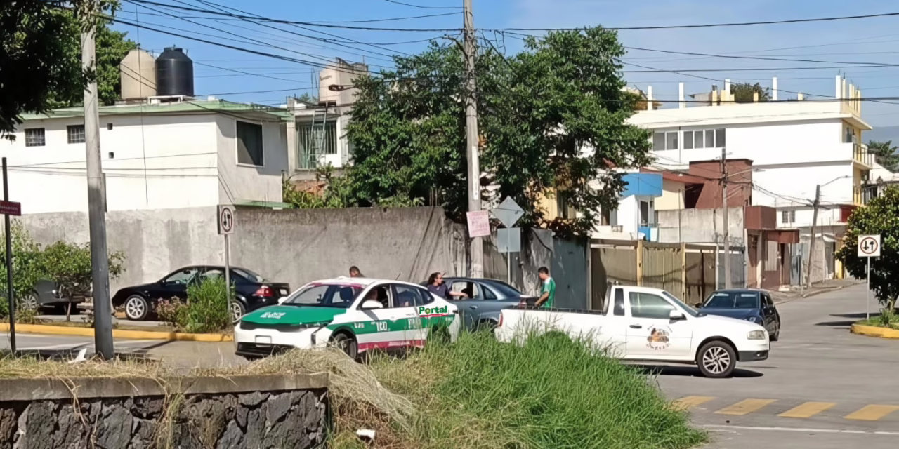 Choque entre vehículo particular y camioneta en la colonia Rafael Lucio