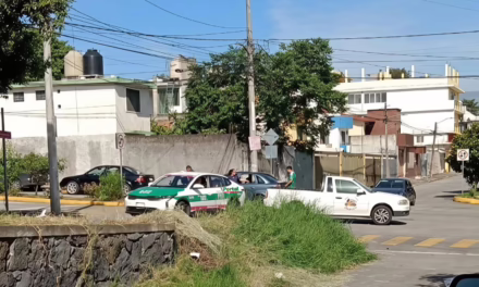 Choque entre vehículo particular y camioneta en la colonia Rafael Lucio
